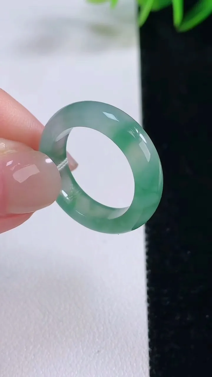 天然A货翡翠冰种飘花指环戒指，尺寸18-5.1-3，重量:4.08g2025年11月24日
工厂直销收藏佳品,种好水足，色泽均匀，有种有色，上手高大气！