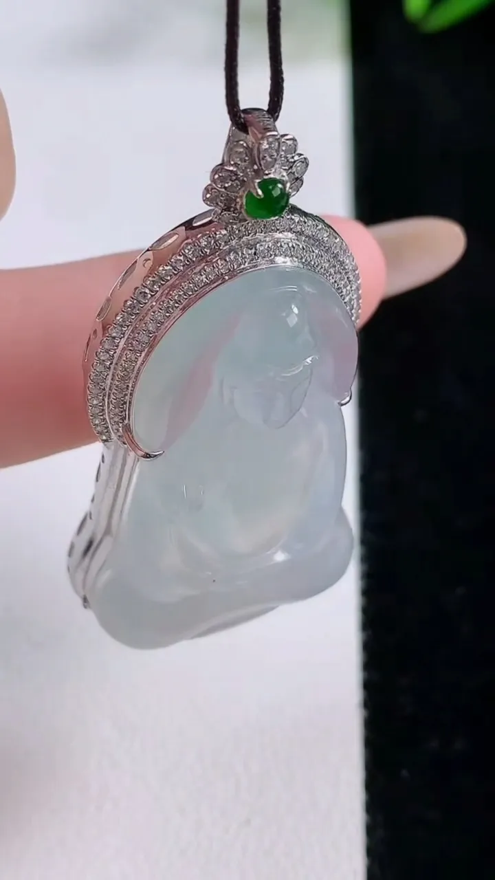 天然A货翡翠种白冰大势至菩萨吊坠，尺寸49.7-23.9-10.4，裸石38-22.2重量:12.20g
11月24日