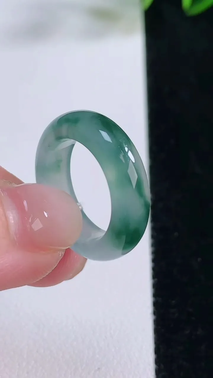 天然A货翡翠冰种飘花指环戒指，尺寸15.8-5.4-3.3，重量:4.19g2025年11月24日
工厂直销收藏佳品,种好水足，色泽均匀，有种有色，上手高大气！