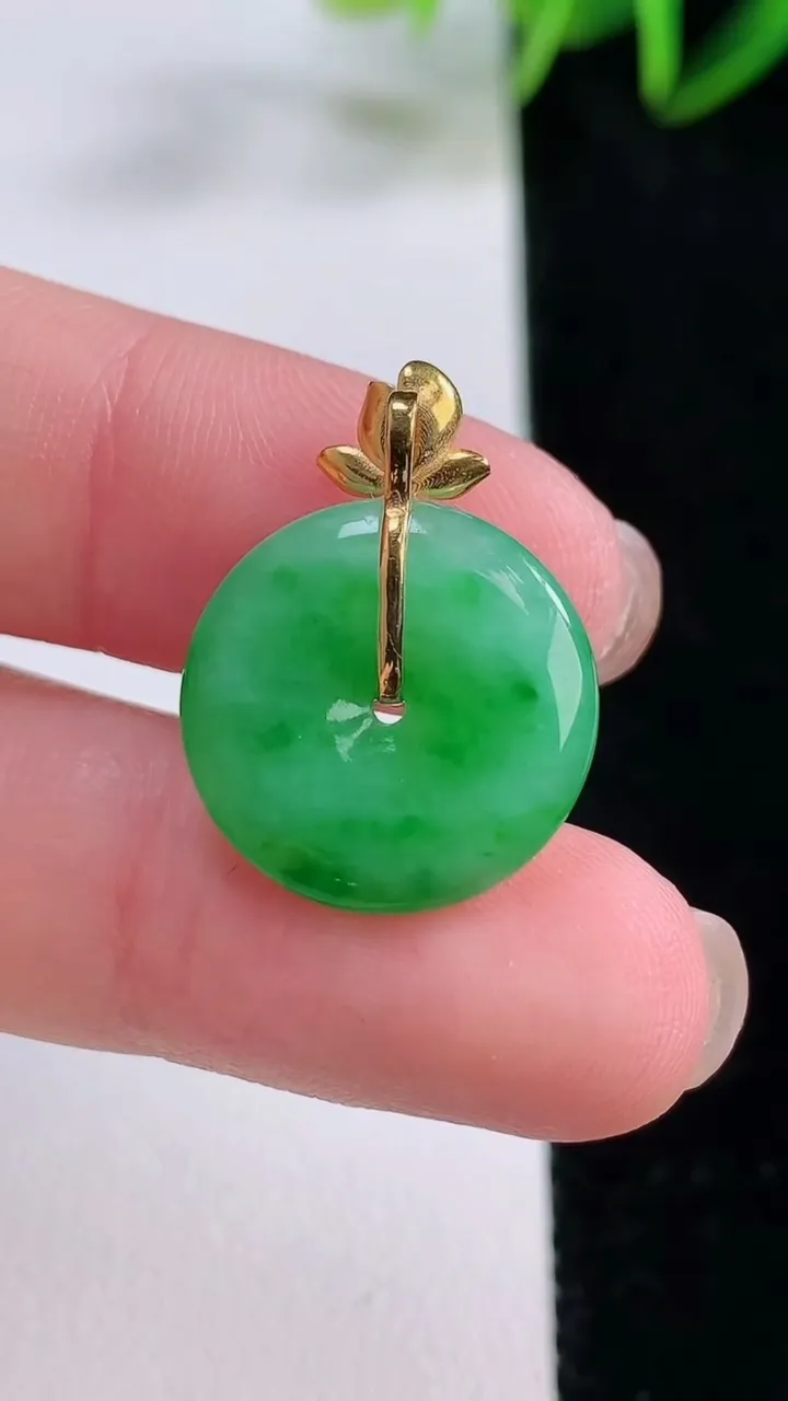 天然A货翡翠平安扣吊坠，尺寸17-3.4，重量:2.26g
11月24日