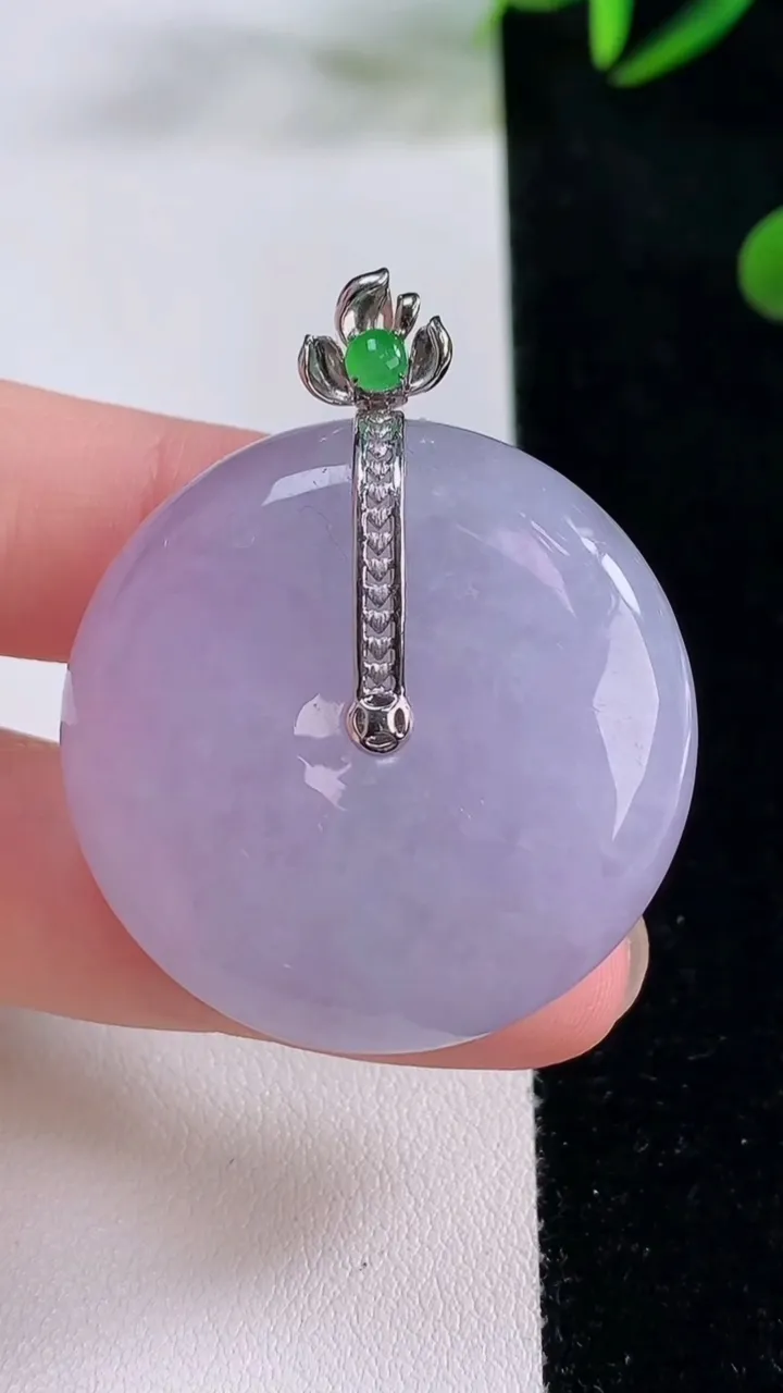 天然A货翡翠18K金紫罗兰平安扣吊坠，尺寸34.6-11.2，重量:30.54g
11月24日