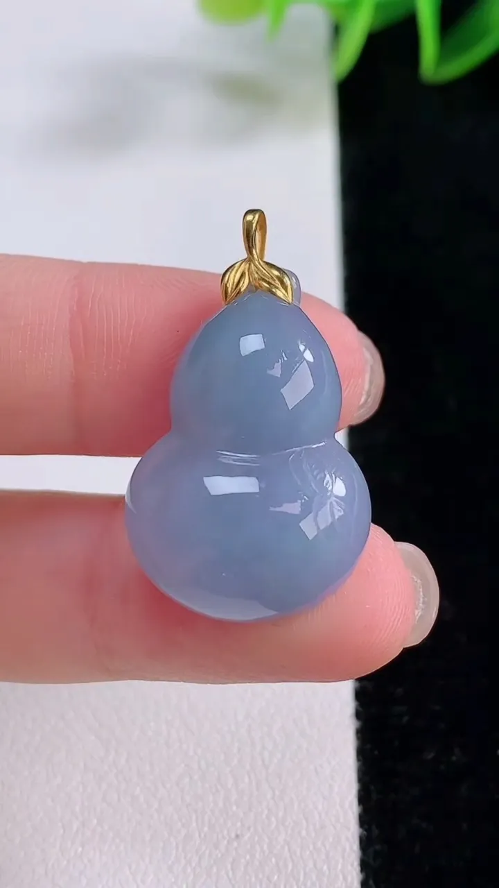 天然A货翡翠18K金紫罗兰葫芦吊坠，尺寸26.4-17.8-6.8，重量:5.22g
11月24日