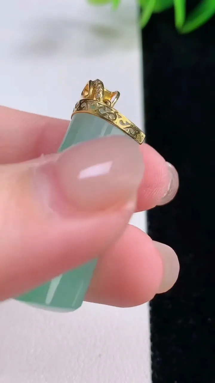 天然A货翡翠无事牌吊坠，尺寸32.7-13.6-8.5，重量:10.00g
11月24日