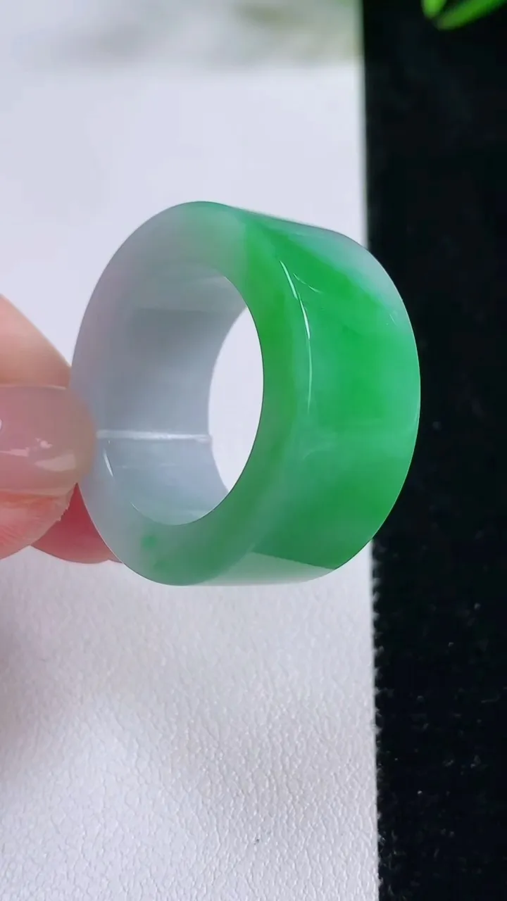 天然A货翡翠指环扳指，尺寸21.6-12.2-4.6，重量:17.48g2025年11月24日
工厂直销收藏佳品,种好水足，色泽均匀，有种有色，上手高大气！