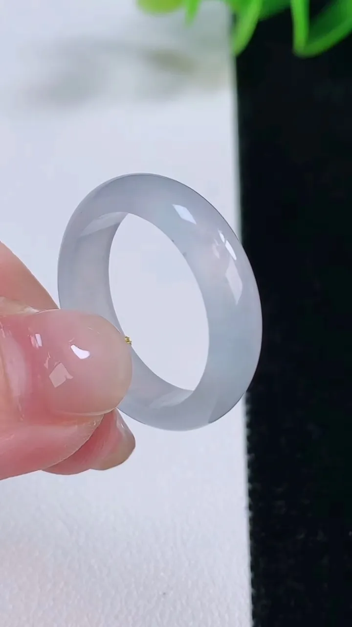 天然A货翡翠指环戒指，尺寸19.7-5.4-2.5，重量:3.67g2025年11月24日
工厂直销收藏佳品,种好水足，色泽均匀，有种有色，上手高大气！