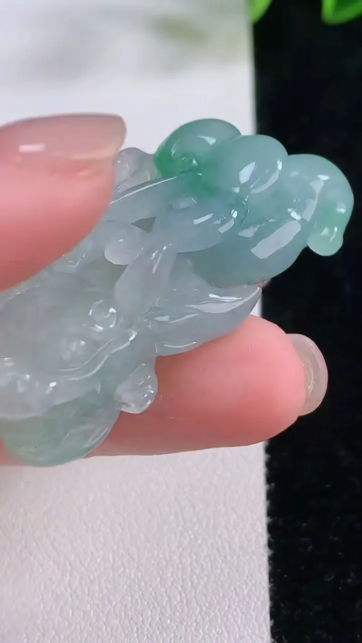 天然A货翡翠貔貅吊坠，尺寸44.5-19.4-12.8，重量:19.57g
11月24日