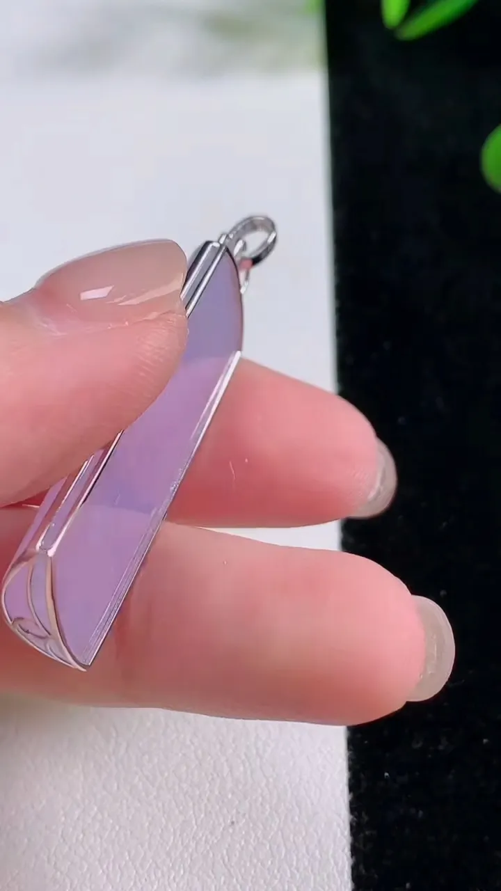 天然A货翡翠18K金紫罗兰无事牌吊坠，尺寸37-15.3-4.8，重量:6.91g
11月24日