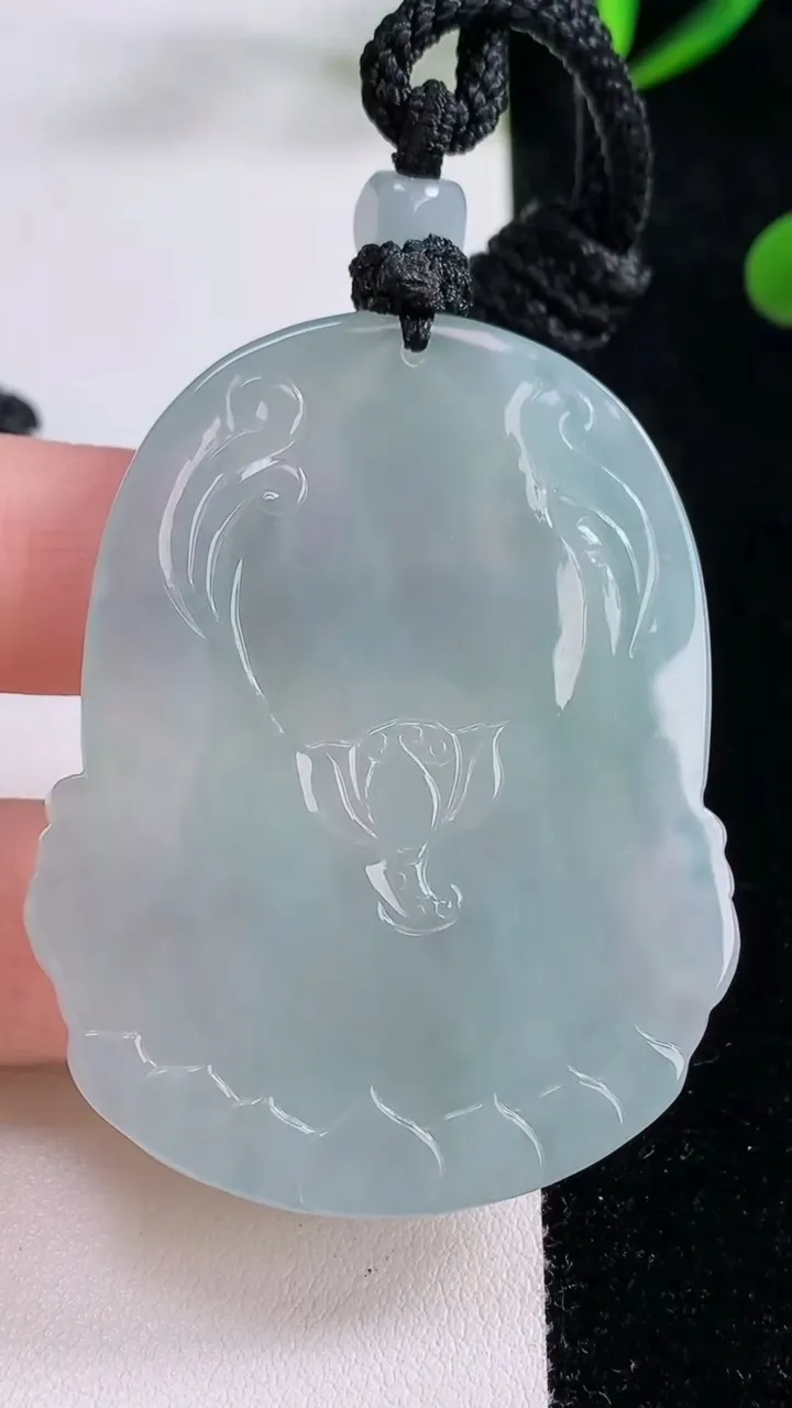 天然A货翡翠虚空藏菩萨吊坠，尺寸53.3-41.7-5.7，重量:31.96g
11月24日