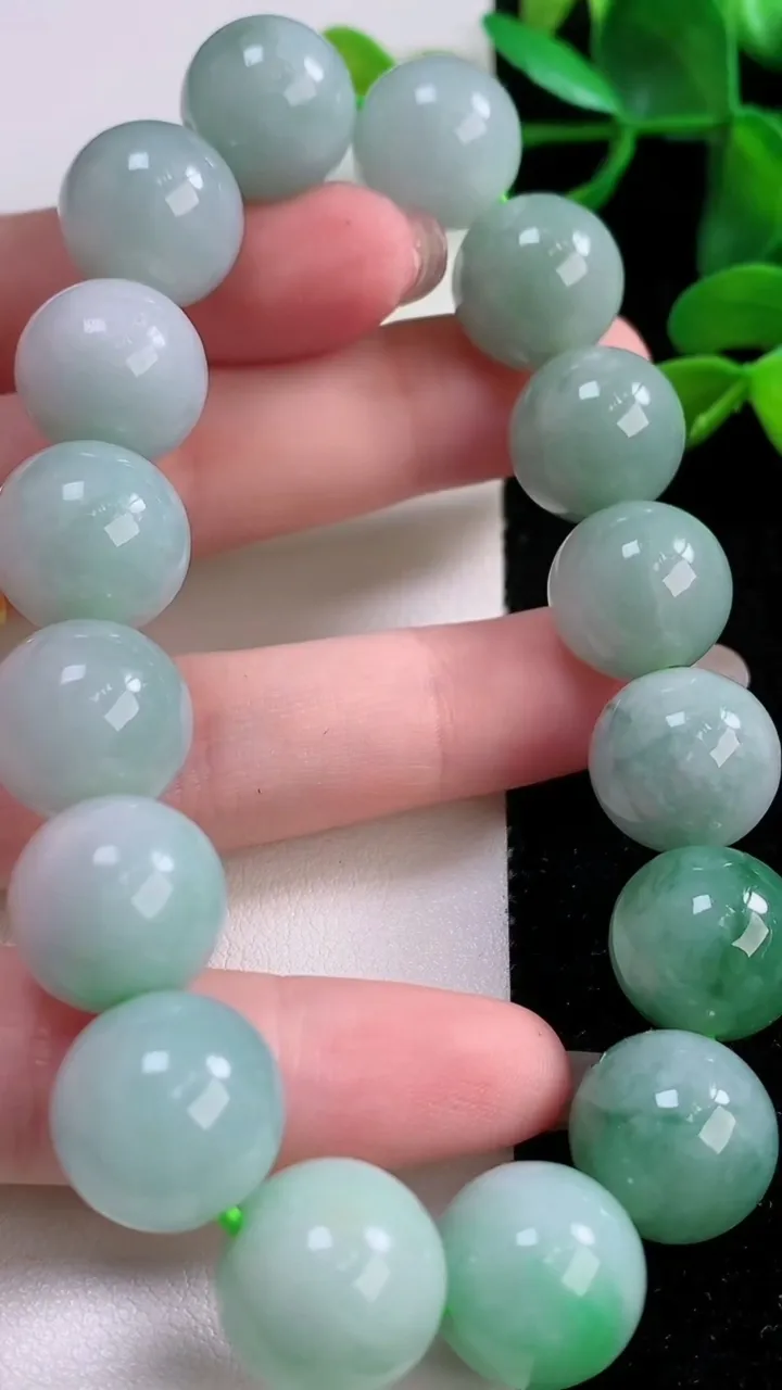 天然A货翡翠飘花圆珠手串，尺寸13.8-16颗，重:75.08g11月24日
工厂直销收藏佳品,种好