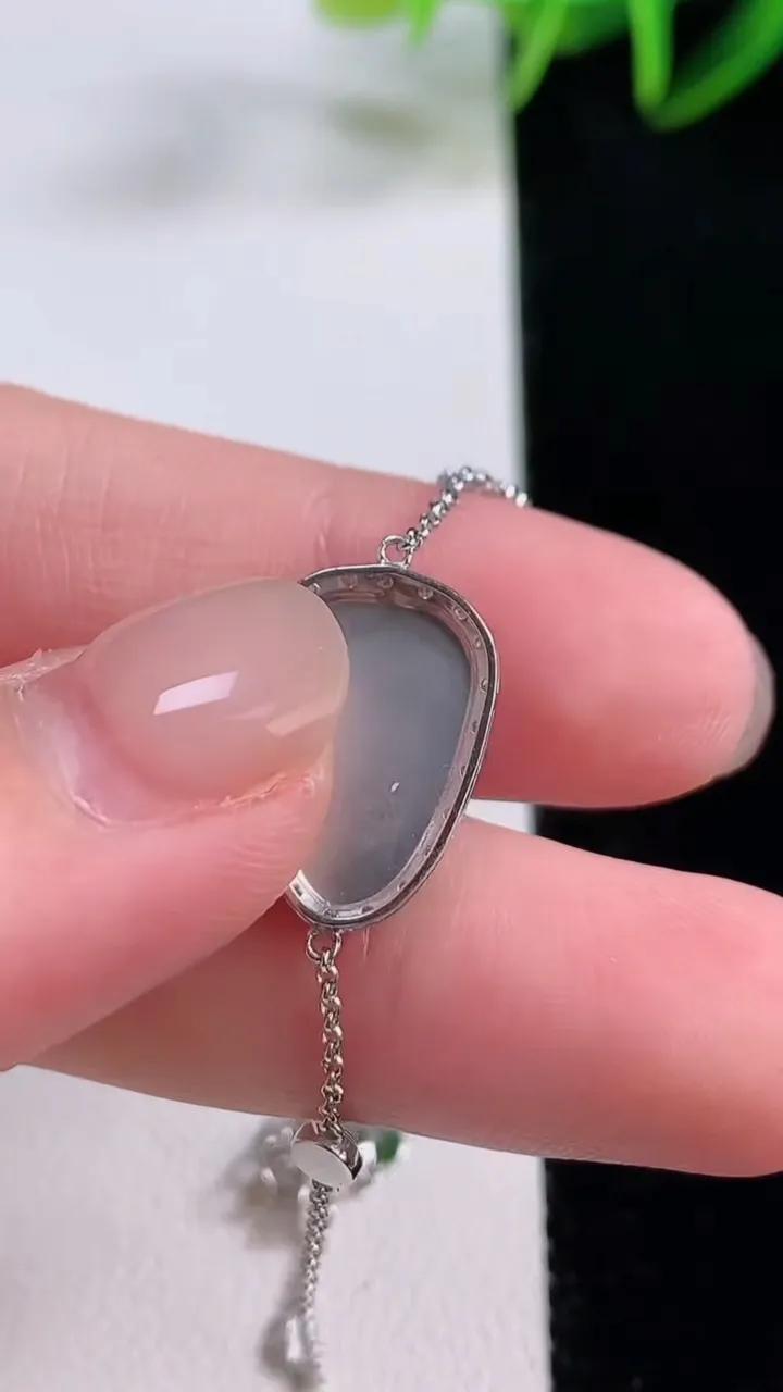 天然A货翡翠金枝玉叶 叶子吊坠，尺寸14.5-9-4.8，重量:2.41g
11月24日