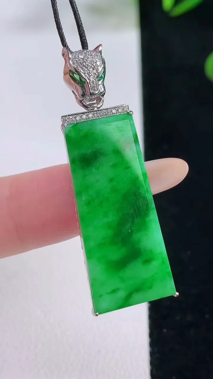 天然A货翡翠无事牌吊坠，尺寸41.1-29.8-12.8-3.8，重量:4.65g
11月24日