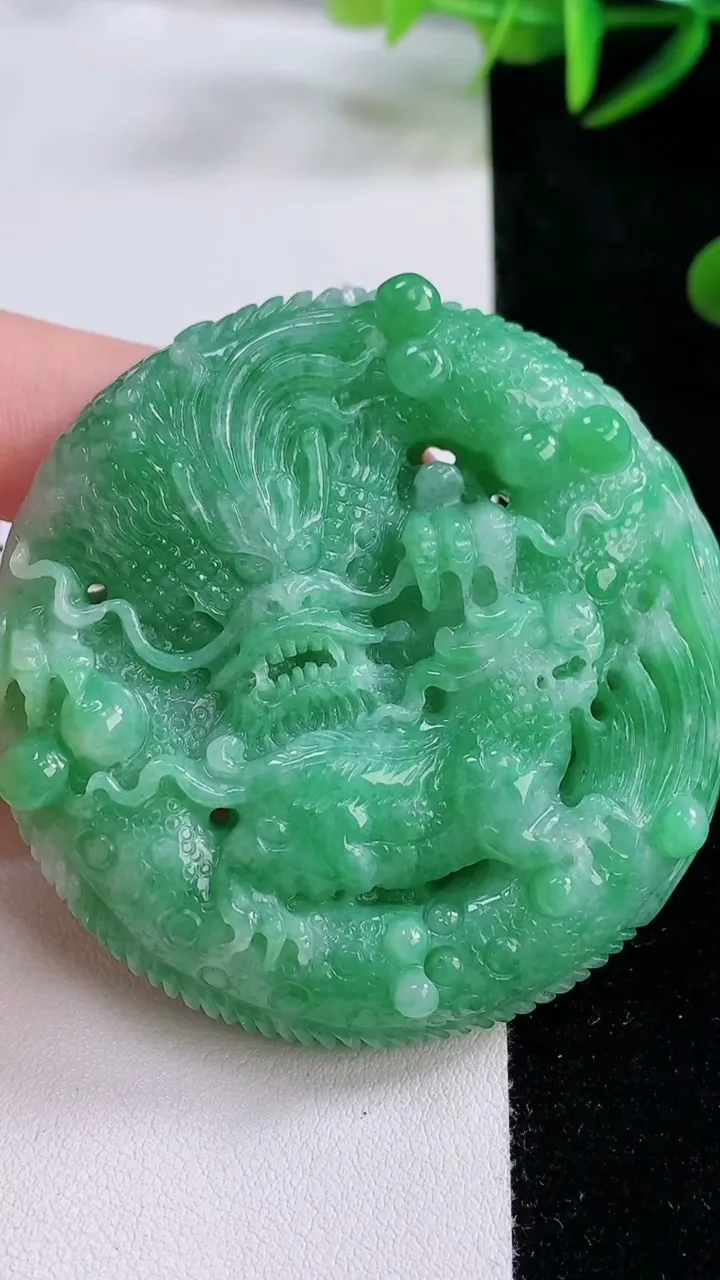 天然A货翡翠龙牌吊坠，尺寸57-13.8，重量:83.88g
11月24日