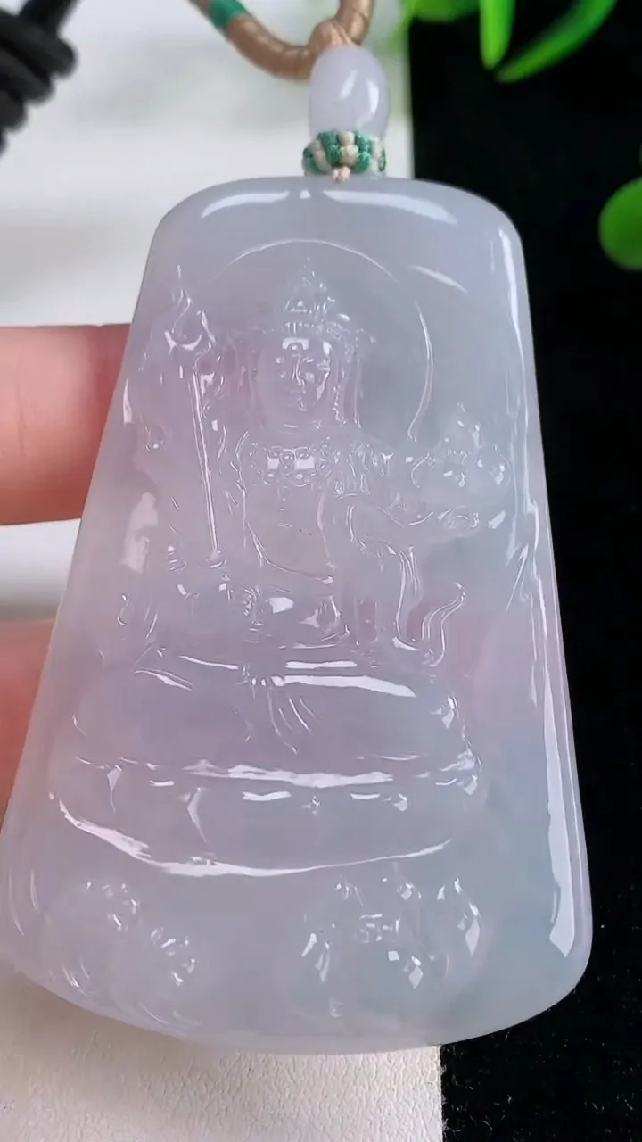 天然A货翡翠种白冰虚空藏菩萨吊坠，尺寸67.8-43-5.5，重量:41.32g
11月24日