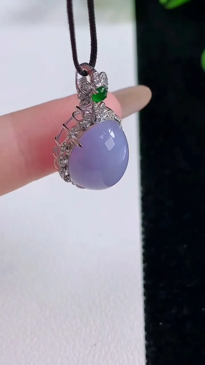 天然A货翡翠18K金紫罗兰蛋面吊坠，尺寸26.5-14.3-10.7，裸石14-11.4重量:3.22g
11月24日