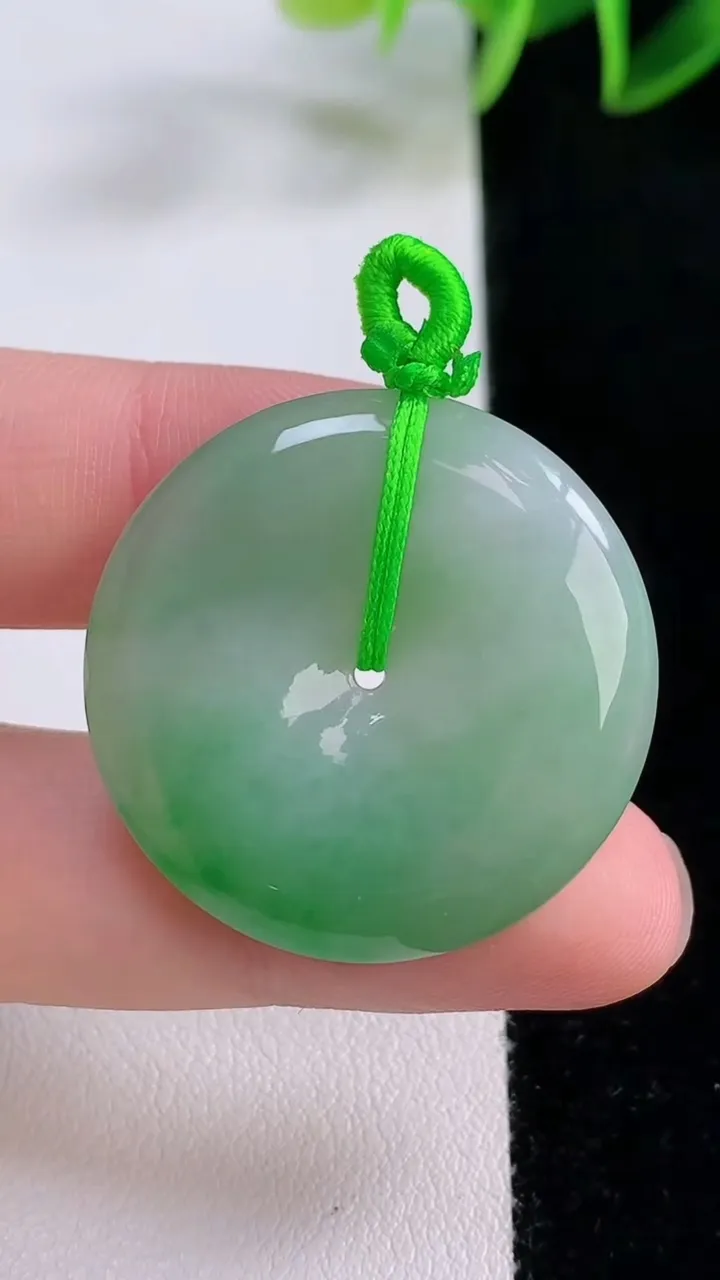 天然A货翡翠平安扣吊坠，尺寸30.3-5.7，重量:11.38g
11月24日