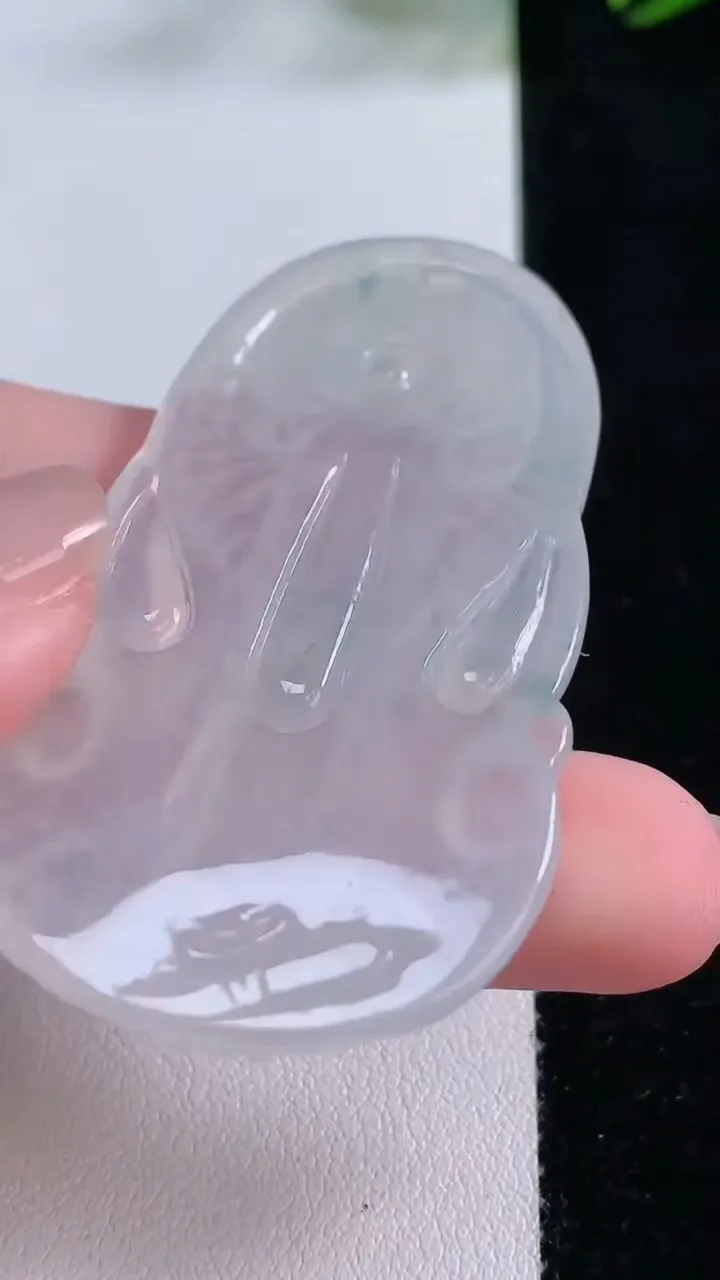 天然A货翡翠种飘花千手观音吊坠，尺寸59.7-32.6-5.4，重量:20.91g
11月24日