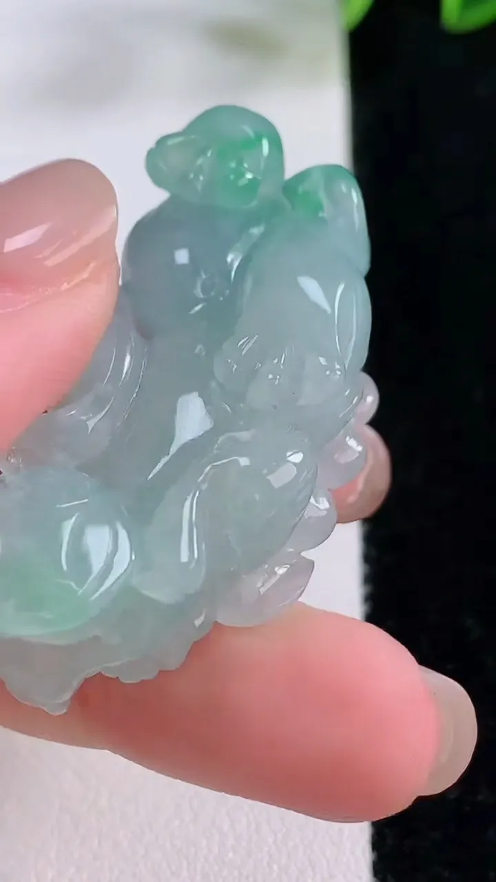 天然A货翡翠貔貅吊坠，尺寸44.5-19.4-12.8，重量:19.57g
11月24日