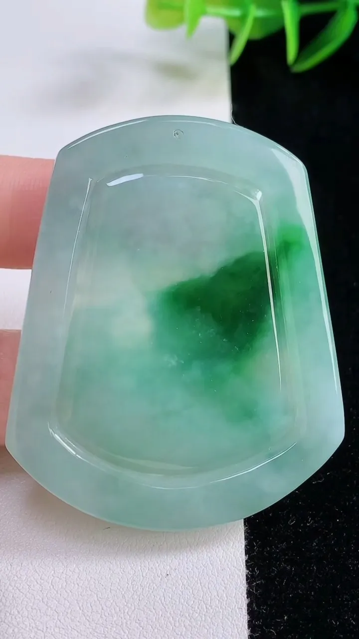 天然A货翡翠鸟语花香吊坠，尺寸56.3-46.2-26.1，重量:33.95g
11月24日