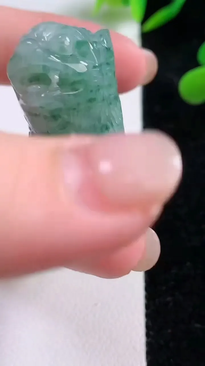 天然A货翡翠飘花生肖虎小摆件，尺寸56.5-17.5-31，重:47.21g
11月24日