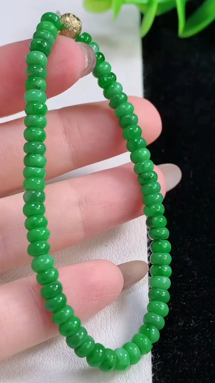 天然A货翡翠算盘珠手串，尺寸4.2-2.2-60颗，重量:7.39g11月24日
工厂直销收藏佳品,种好水足，色泽均匀，有种有色，上手高大气！