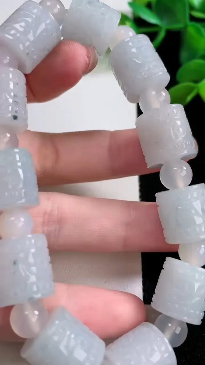 天然A货翡翠飘花路路通手串，尺寸13-13，重:62.37g11月24日
工厂直销收藏佳品,种好水足，色泽均匀，有种有色，上手高大气！