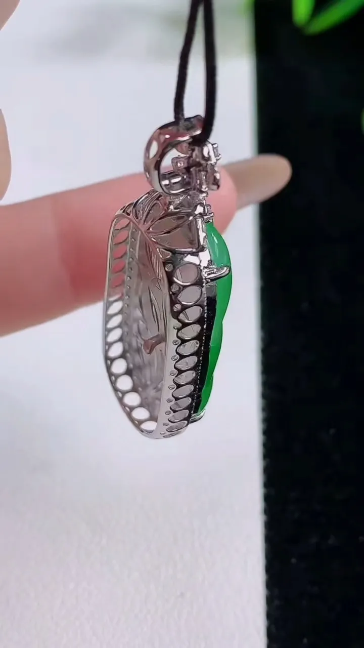 天然A货翡翠金枝玉叶 叶子吊坠，尺寸40-14.5-7.6，裸石29-12.2重量:5.77g
11月24日