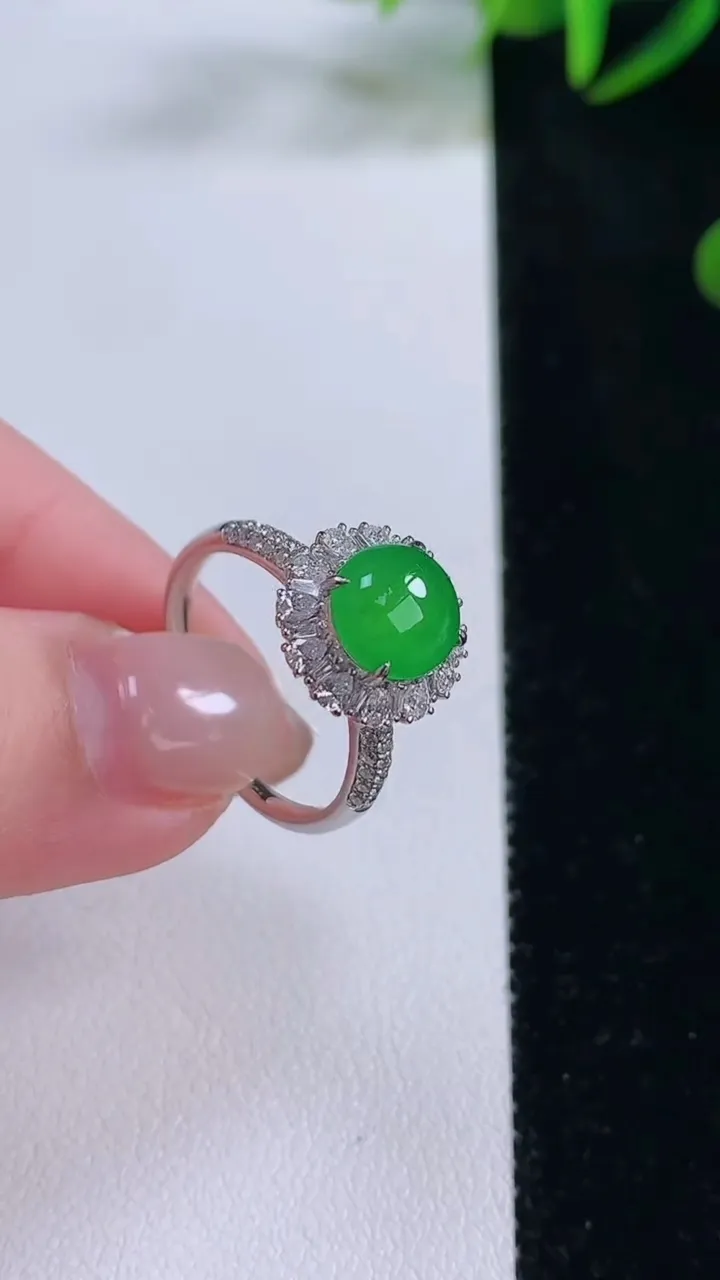 天然A货翡翠蛋面戒指，尺寸17.7-8.1-7.3-8.6，重量:3.48g2025年11月24日
