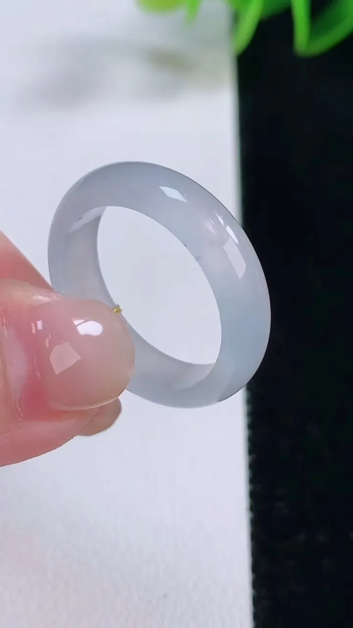 天然A货翡翠指环戒指，尺寸19.7-5.4-2.5，重量:3.67g2025年11月24日
工厂直销收藏佳品,种好水足，色泽均匀，有种有色，上手高大气！