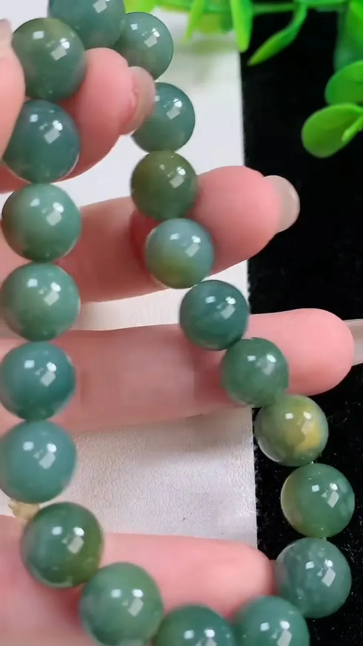 天然A货翡翠圆珠手串，尺寸9.8-20颗，重:32.28g11月24日
工厂直销收藏佳品,种好水足，色泽均匀，有种有色，上手高大气！