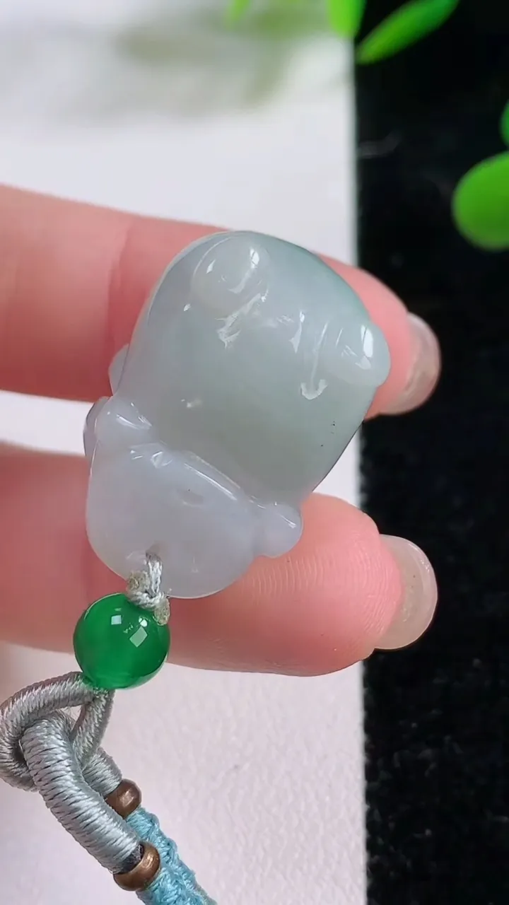 天然A货翡翠生肖猪吊坠，尺寸23.5-16.6-15，重:12.56g
11月24日