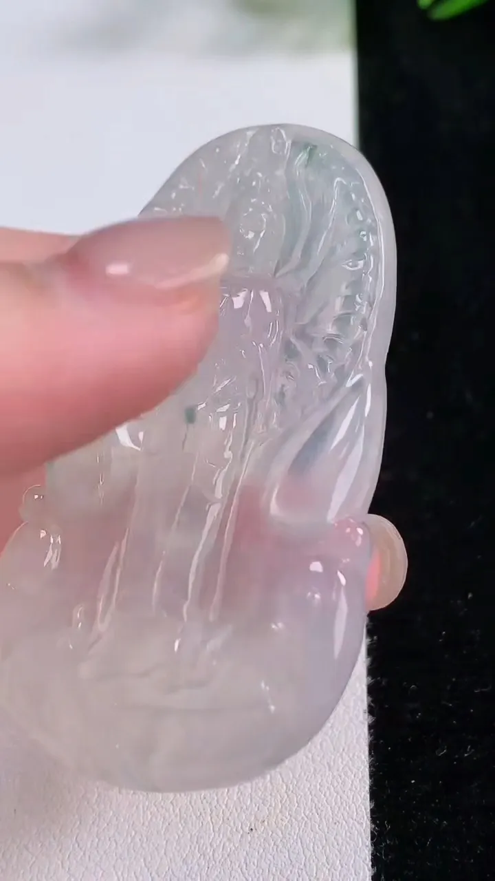 天然A货翡翠种飘花千手观音吊坠，尺寸59.7-32.6-5.4，重量:20.91g
11月24日