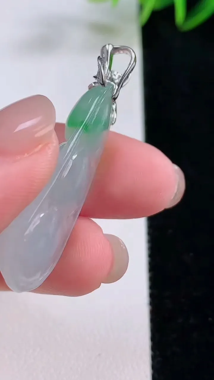 天然A货翡翠福豆吊坠，尺寸34.6-13.7-8.4，重量:6.82g
11月24日