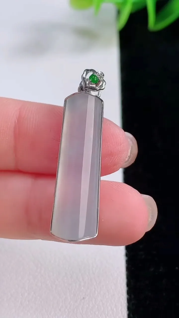 天然A货翡翠种白冰无事牌吊坠，尺寸29-9-4.8，重量:3.70g
11月24日