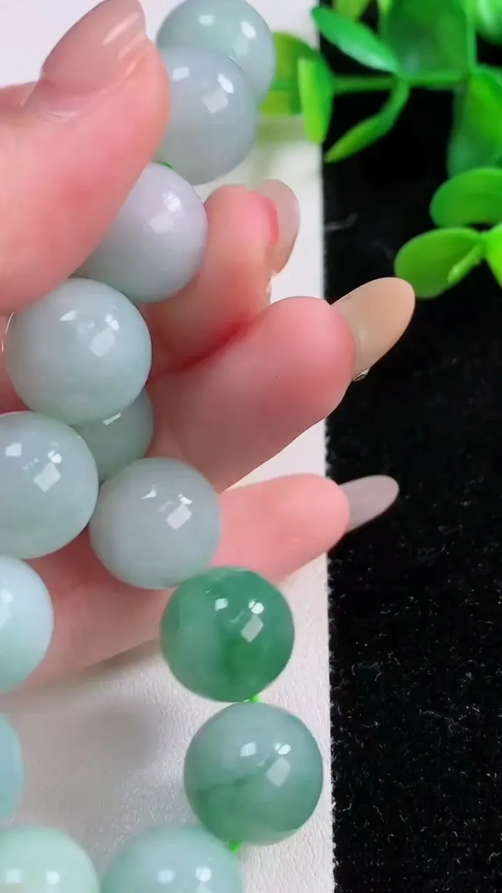 天然A货翡翠飘花圆珠手串，尺寸13.8-16颗，重:75.08g11月24日
工厂直销收藏佳品,种好水足，色泽均匀，有种有色，上手高大气！