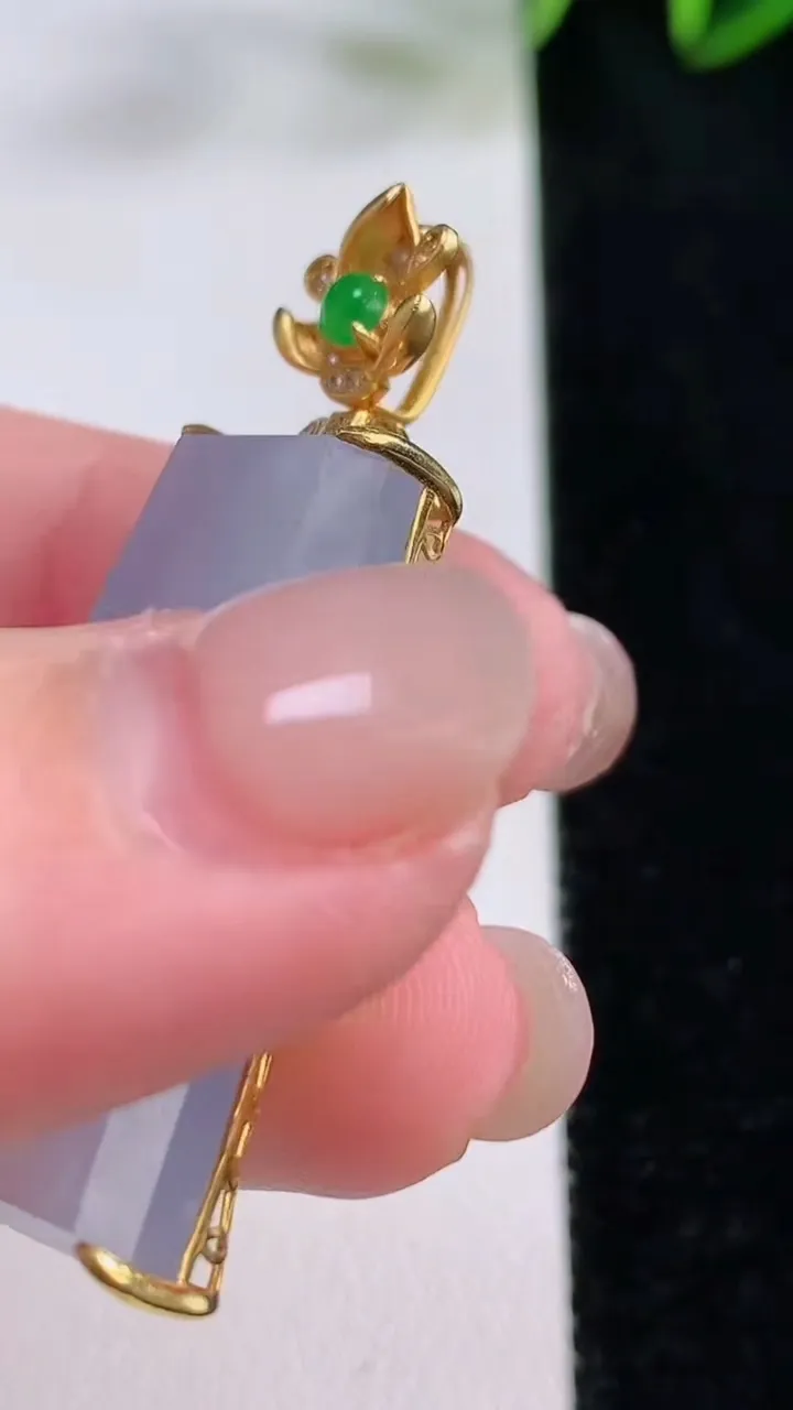 天然A货翡翠18K金紫罗兰无事牌吊坠，尺寸43.8-33-18.7-6.5，重量:8.58g
11月24日