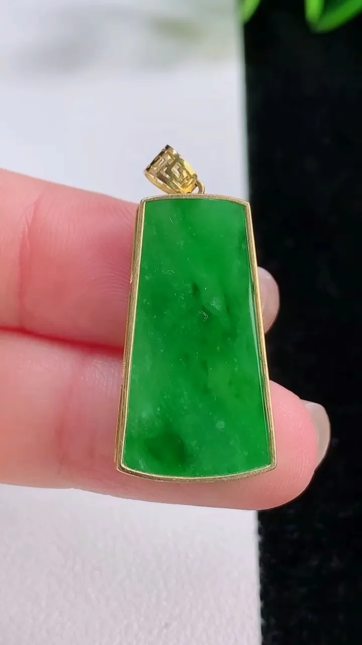 天然A货翡翠无事牌吊坠，尺寸26-14.2-3.7，重量:4.13g
11月24日