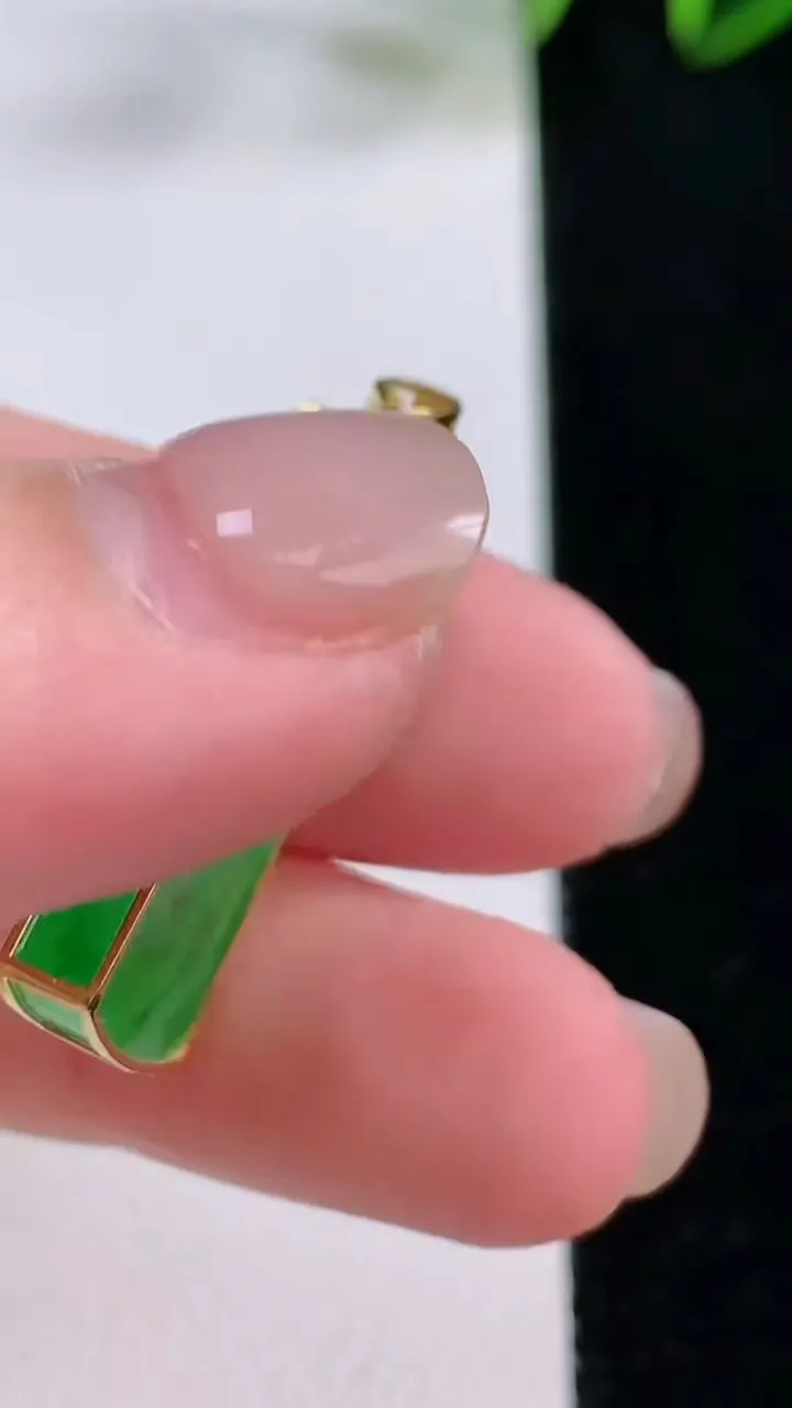 天然A货翡翠无事牌吊坠，尺寸26-14.2-3.7，重量:4.13g
11月24日