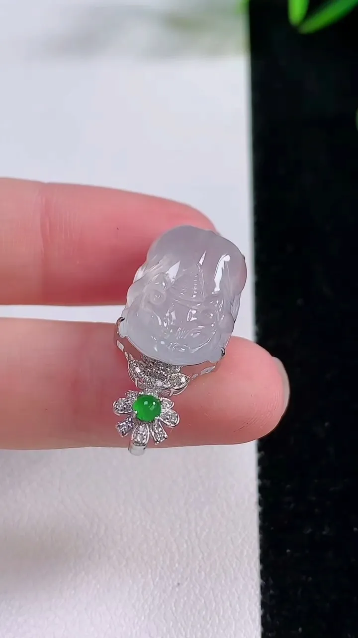 天然A货翡翠种白冰貔貅吊坠，尺寸28.8-21-12.7-10.2，重量:5.13g
11月24日