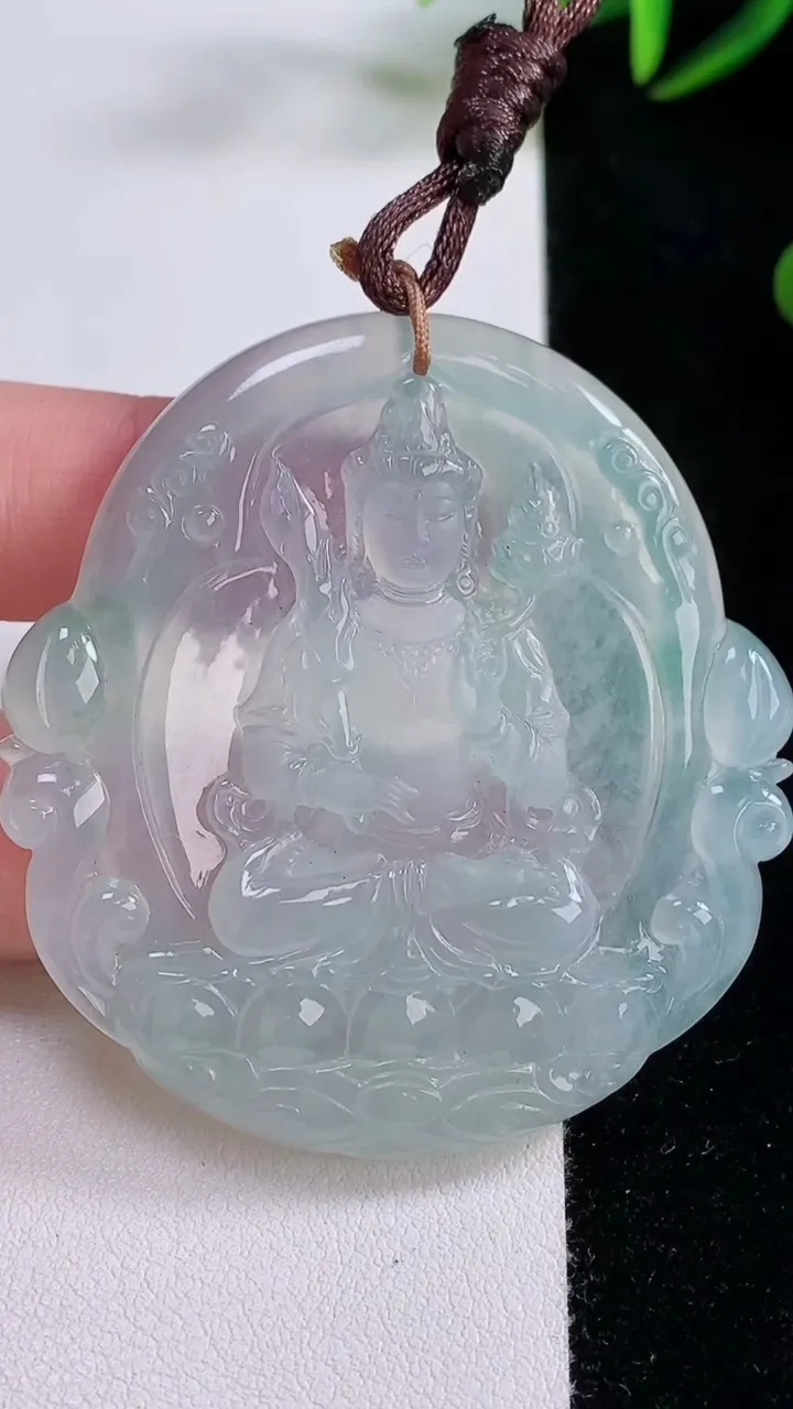 天然A货翡翠虚空藏菩萨吊坠，尺寸54.2-51-5.2，重量:30.16g
11月24日