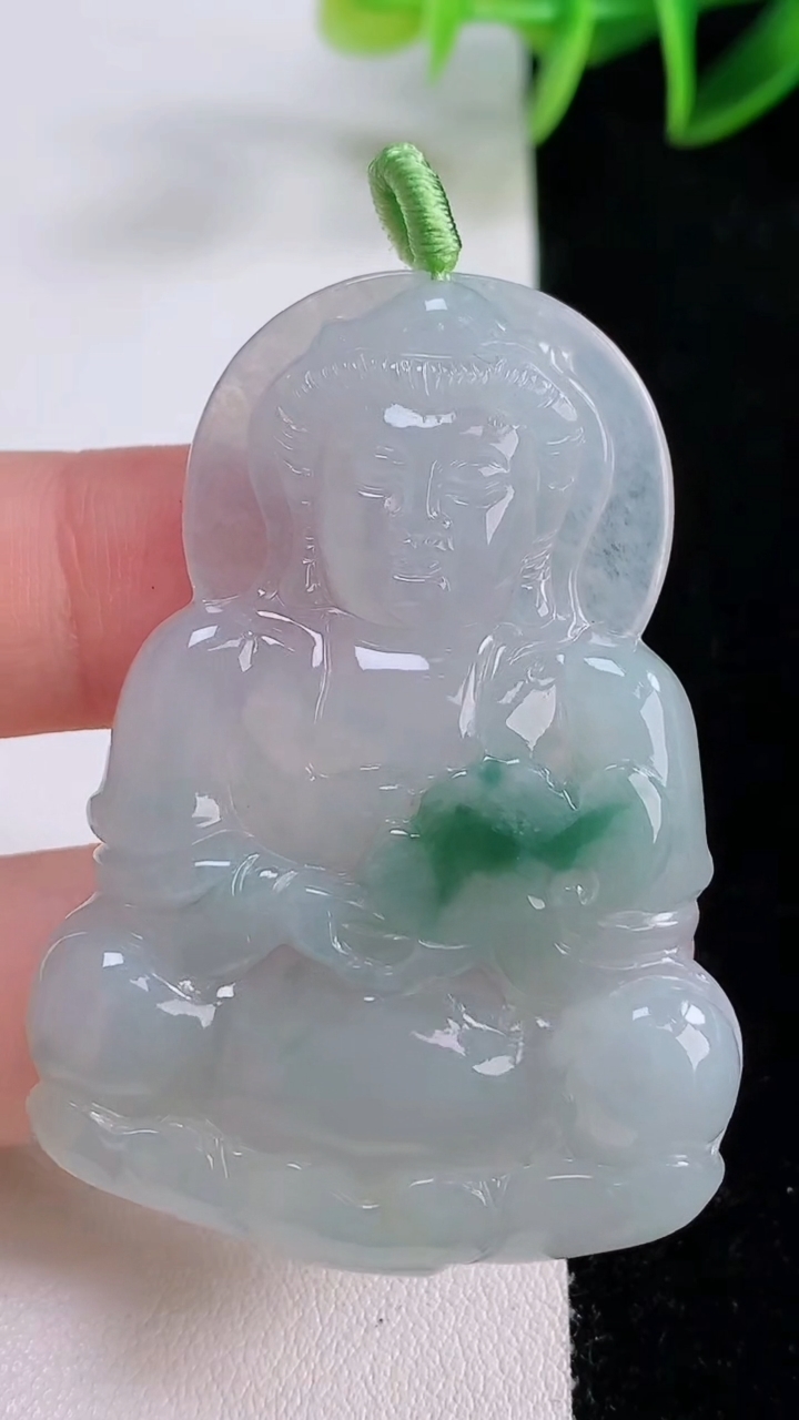 天然A货翡翠飘花观音菩萨吊坠，尺寸50.7-36.6-5.6，重量:17.75g
11月24日