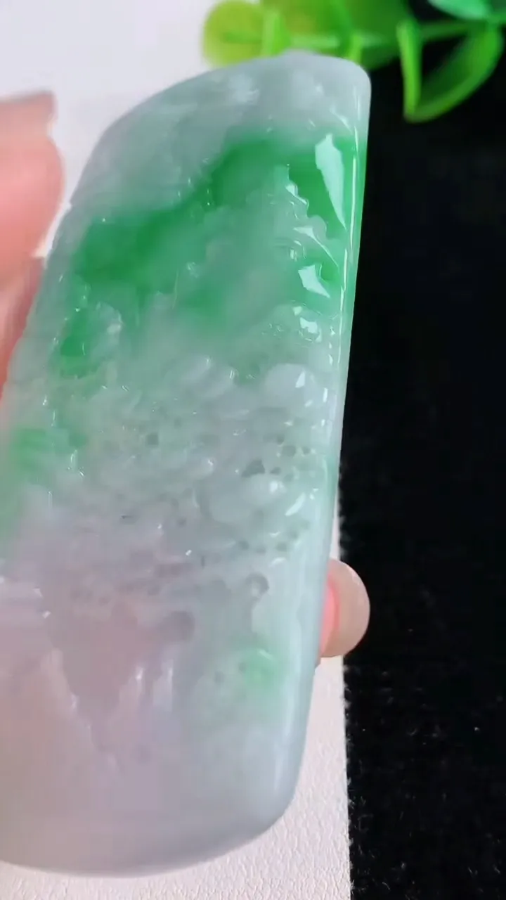 天然A货翡翠山水牌吊坠，尺寸76.7-42-5.1，重量:44.38g
11月24日