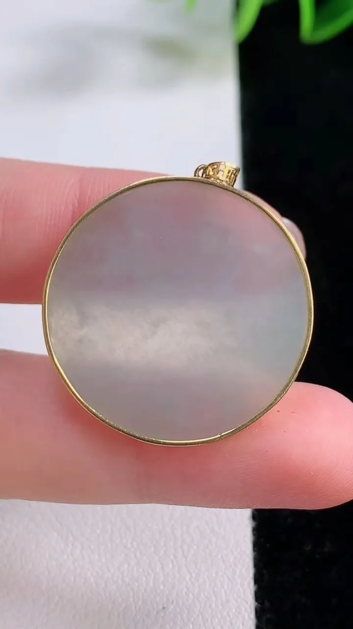 天然A货翡翠种白冰无事牌吊坠，尺寸27.5-2.3，重量:5.42g
11月24日