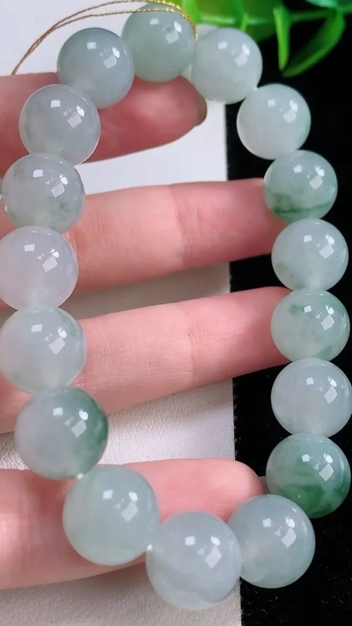 天然A货翡翠种飘花圆珠手串，尺寸12-17颗，重量:53.84g11月24日
工厂直销收藏佳品,种好水足，色泽均匀，有种有色，上手高大气！