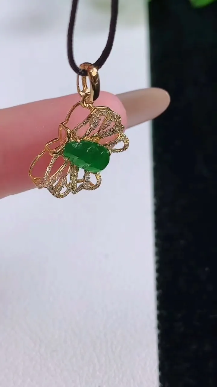 天然A货翡翠福豆吊坠，尺寸14-15.3-3.6，裸石10.8-4.2重量:1.11g
11月24日