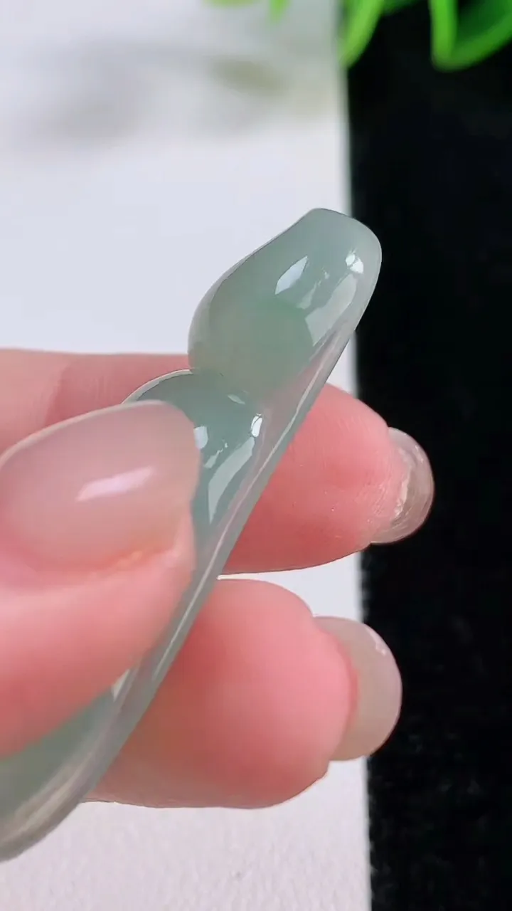 天然A货翡翠福豆吊坠，尺寸45.2-17.5-6.6，重量:9.03g
11月24日