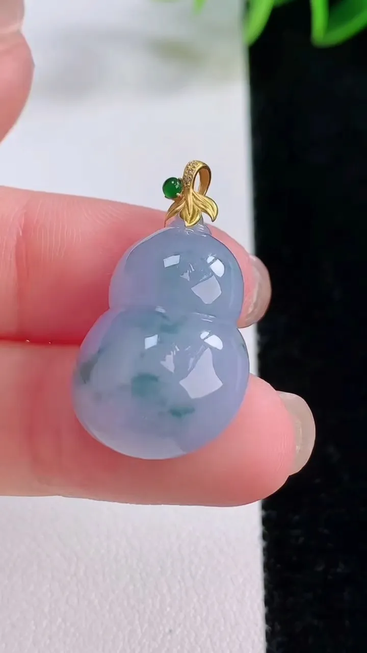 天然A货翡翠18K金紫罗兰飘花葫芦吊坠，尺寸22.6-16-8.6，重量:5.65g
11月24日