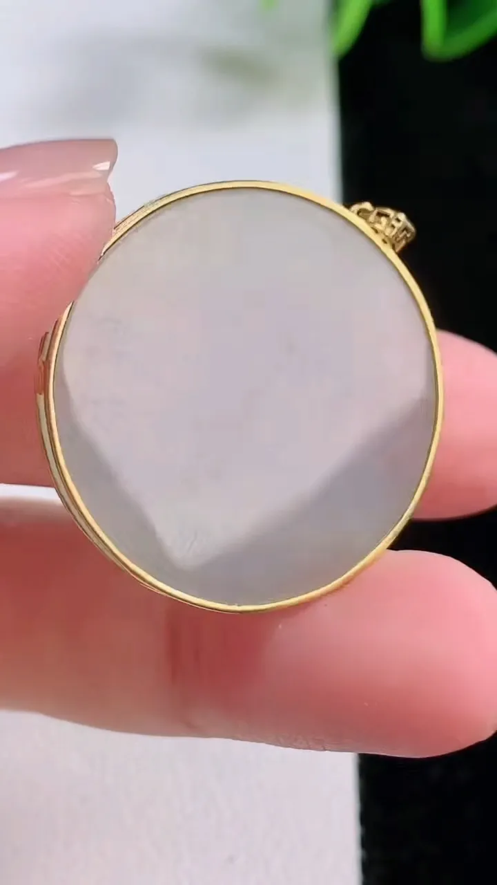 天然A货翡翠种白冰无事牌吊坠，尺寸27.5-2.3，重量:5.42g
11月24日