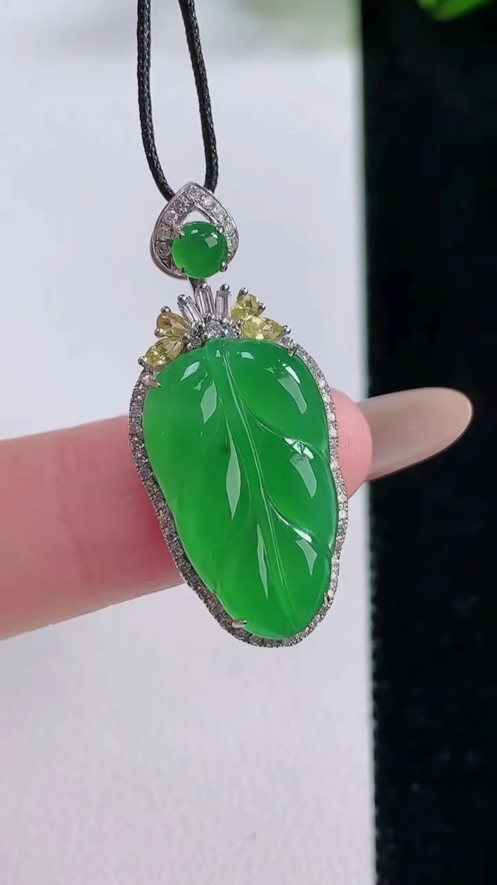 天然A货翡翠金枝玉叶 叶子吊坠，尺寸30-14-6.3，裸石19.4-11.8重量:3.37g
11