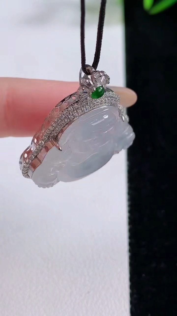 天然A货翡翠种白冰佛公吊坠，尺寸32-28.3-8.3，裸石19.6-26.2重量:6.43g
11月24日