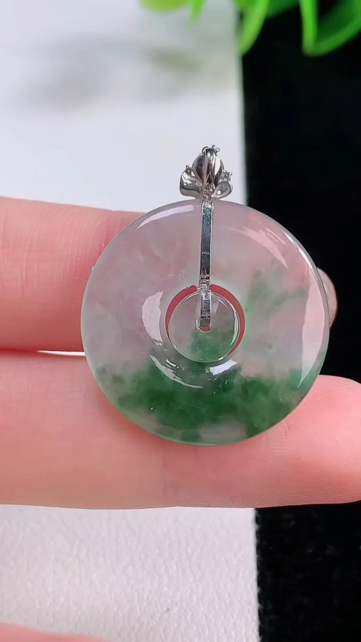 天然A货翡翠种飘花母子平安扣吊坠，尺寸24.5-3，重量:4.06g
11月24日